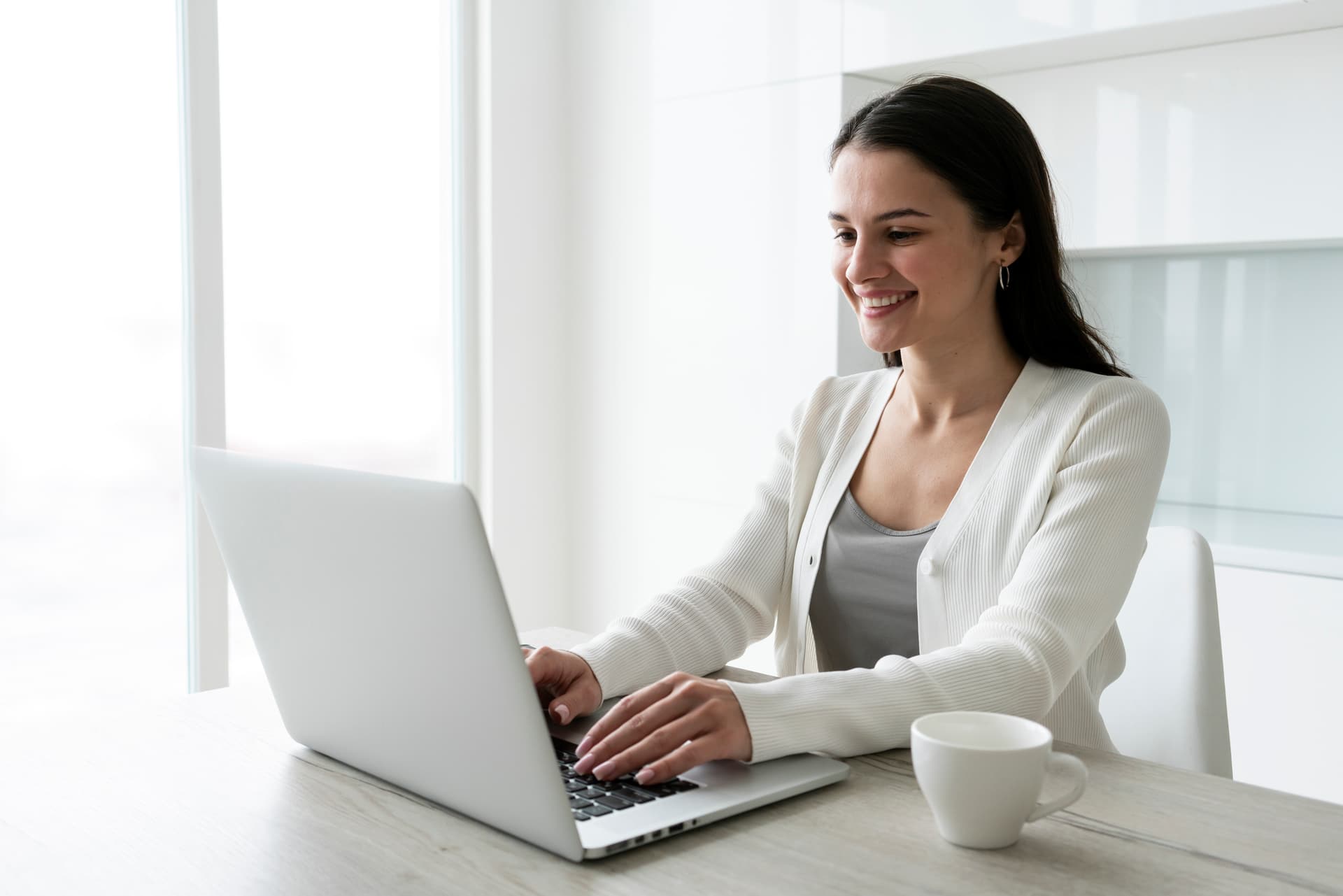 Profissional utilizando a plataforma Converza no notebook